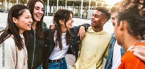 Canvas Print Cheerful young people walking outside talking and having fun - Mixed race friend