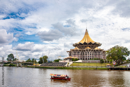 Cuadro en lienzo Kuching Malaysia Sep 3rd 2022: the view of Sarawak river and New Sarawak State Legislative Assembly Building