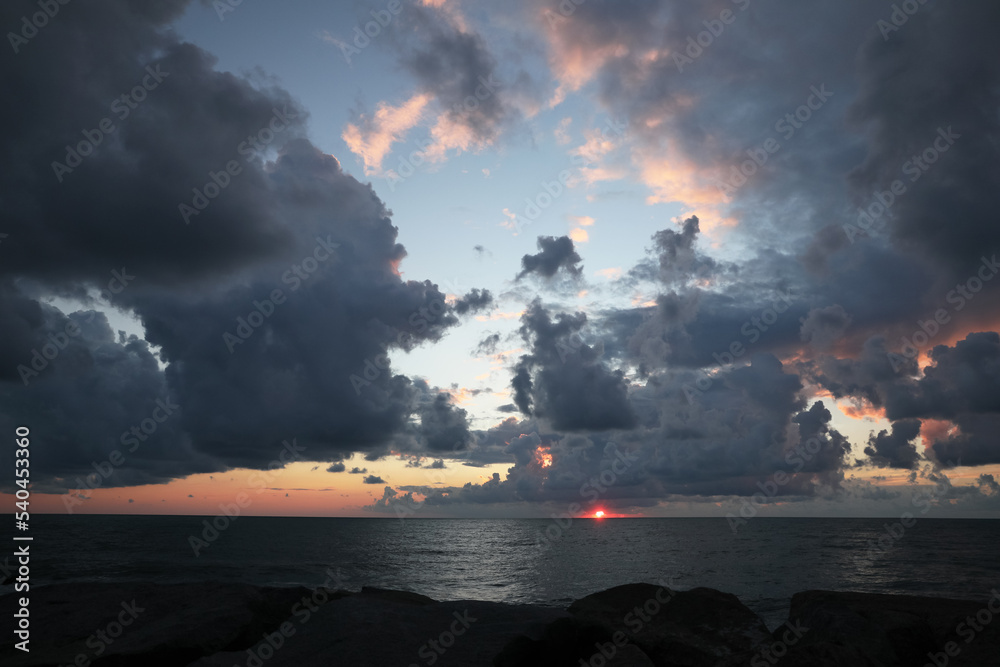 Obraz premium Picturesque view of sky with heavy rainy clouds over sea