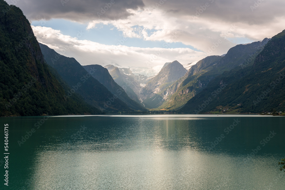Lodowiec na tle jeziora w Norwegii