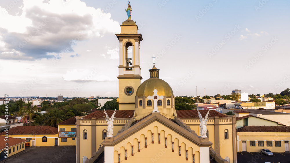 Obraz premium Igreja da Abadia, em Uberaba, Minas Gerais, Brasil, pegando as cruzes e a santa no topo da torre da igreja