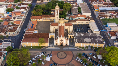 Igreja da Abadia, em Uberaba, Minas Gerais, Brasil, em uma tarde de missa com toda a praça lotada de carros