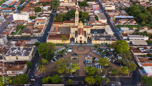 Igreja da Abadia, em Uberaba, Minas Gerais, Brasil, em uma tarde de missa com toda a praça lotada de carros