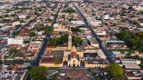Igreja da Abadia, em Uberaba, Minas Gerais, Brasil, em uma tarde de missa com toda a praça lotada de carros