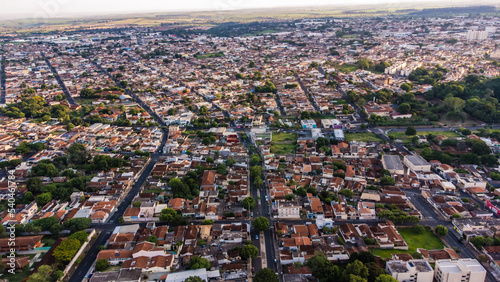 Vista aérea de uma cidade a 500mts de altura em um fim de tarde qualquer © Cleisson