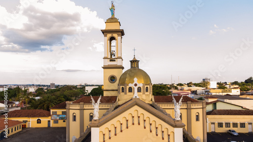 Igreja da Abadia, em Uberaba, Minas Gerais, Brasil, pegando as cruzes e a santa no topo da torre da igreja photo