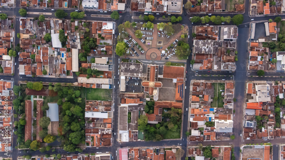Igreja da Abadia, em Uberaba, Minas Gerais, Brasil. vista aerea pegando todo o quarteirão da igreja, d apara ver o tamanho da construção