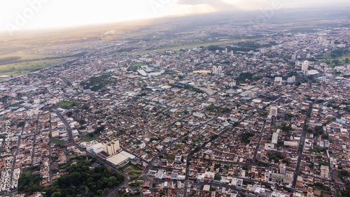 Vista aérea de uma cidade a 500mts de altura em um fim de tarde qualquer