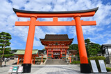9月の京都市伏見稲荷大社の二の鳥居と楼門