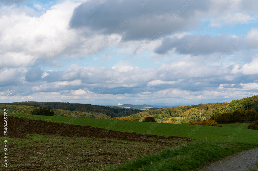 Blick von Neutsch im nördlichen Odenwald auf Kohlekraftwerk Staudinger 
