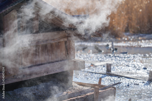 奥日光の源泉小屋から立ち上る湯気