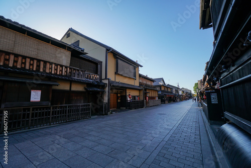 早朝で人のいない祇園 花見小路を歩く 京都市 © Shin.S