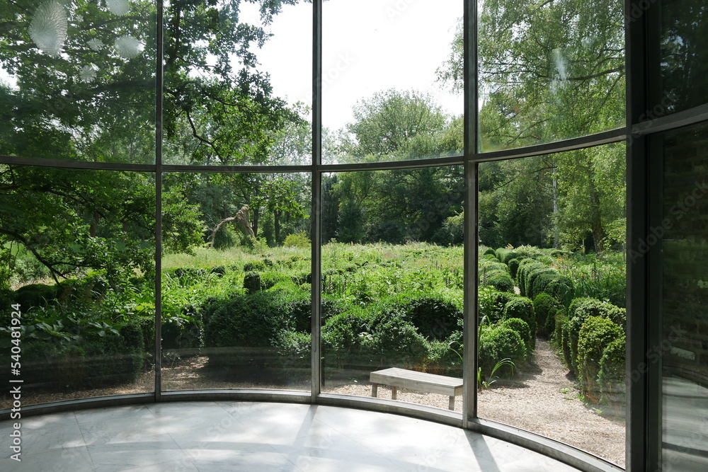 Blick durch Fenster in Garten Blick durch Fenster in Garten