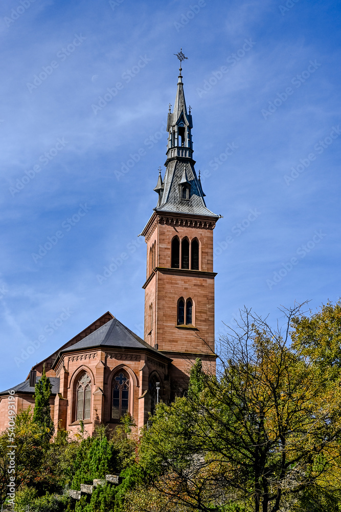 Obraz premium Laufenburg, Laufenburg Baden, Heilig Geist, Kirche, Altstadt, Laufenbrücke, Rhein, Rheinuferweg, Altstadthäuser, Herbst, Herbstsonne, Herbstfarben, Baden-Württemberg, Deutschland 