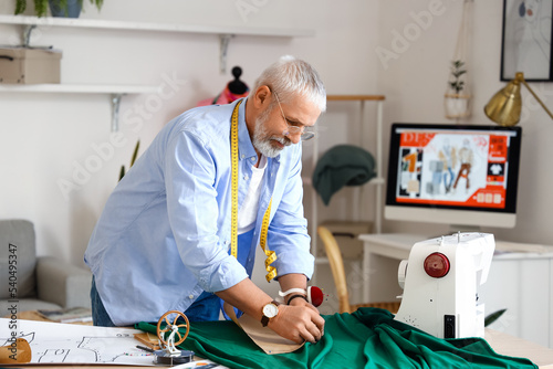 Mature fashion designer wor...