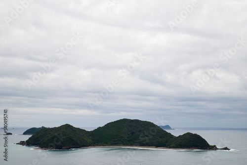 海に浮かぶ島 © bokotosan