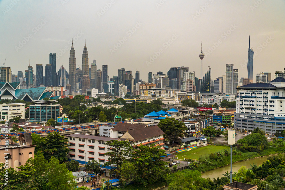 Obraz premium Cityscape of Kuala Lumpur during sunset and blue hours