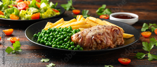 Fotografie, Obraz English Pub Classic Hunters Chicken with green peas and potato fries