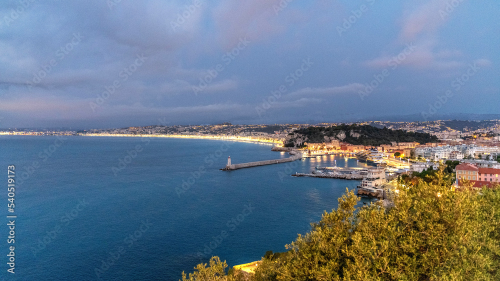 Panorama sur Nice et la baie des angesà l'heure bleue