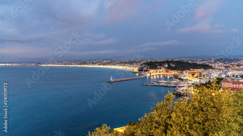 Panorama sur Nice et la baie des angesà l'heure bleue