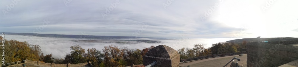 Blick vom Kyffhäuser Denkmal im Nebel im Herbst