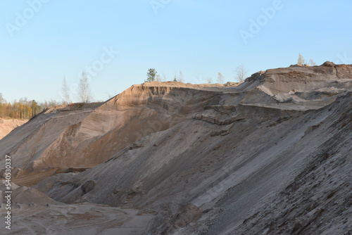 Φωτογραφία sunset in a gravel pit with an off-road surface on a beautiful autumn day