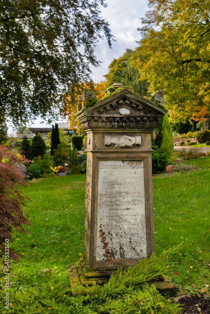 sehr alter antiker Grabstein auf einem Friedhof in Wülfrath sehr alter antiker Grabstein auf einem Friedhof in Wülfrath