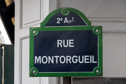 Plaque de rue parisienne traditionnelle sur laquelle est écrit "Rue Montorgueil", rue piétonne touristique située dans le deuxième arrondissement de Paris, France © HJBC
