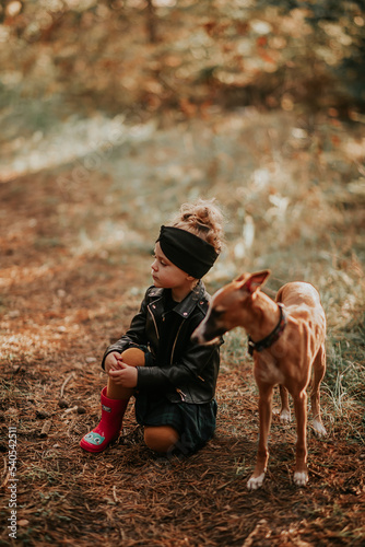 Mała modelka z psem whippet w lesie
