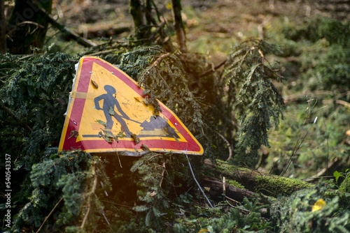 Panneau de danger travaux pour cause d'une exploitation forestière de sapinière