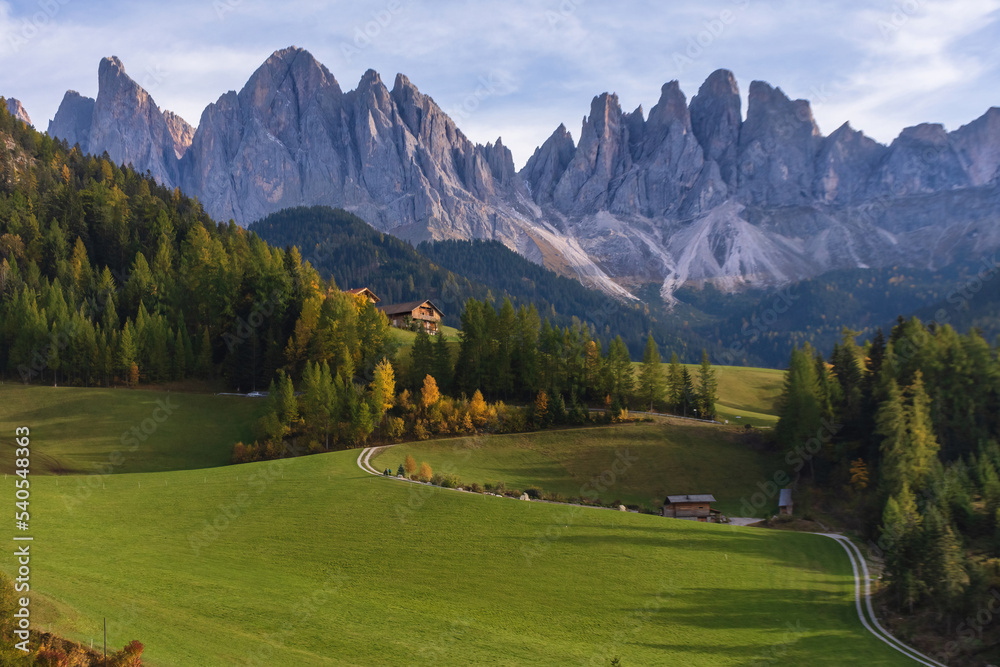 Dolomitas, Italia. Paisaje con cabaña y al fondo los montes Odles