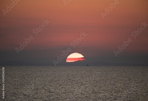 Sonnenuntergang am Meer © Kostas Koufogiorgos