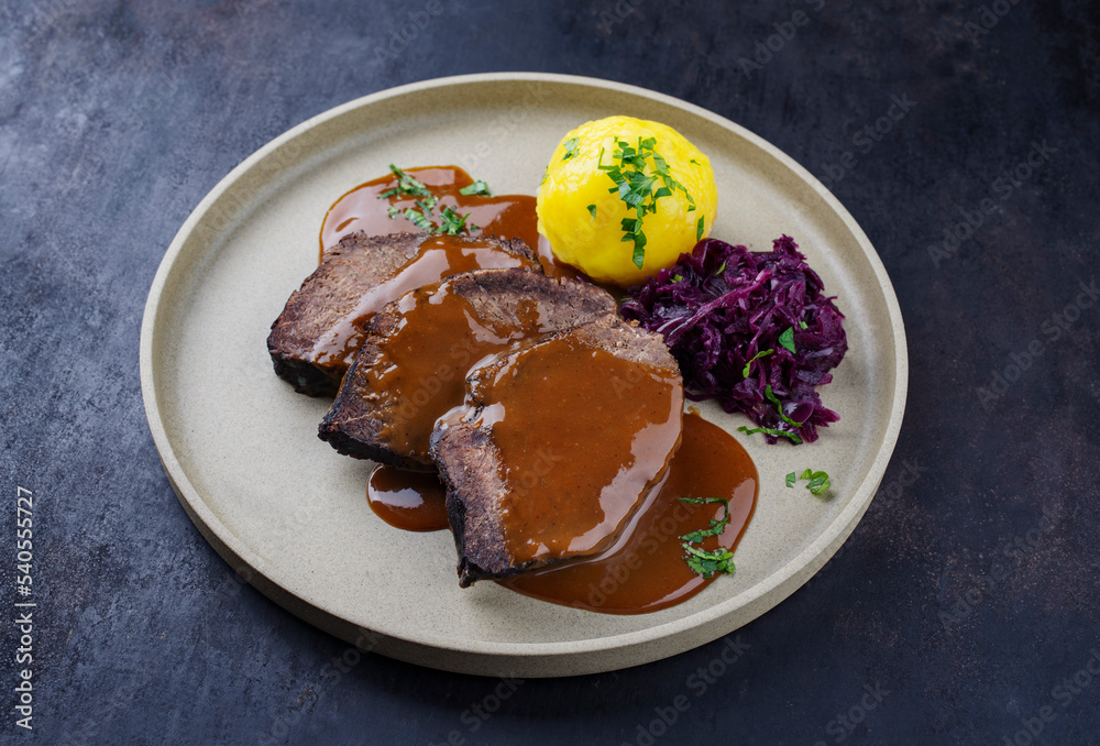 Traditionell geschmorter Sauerbraten vom Rind mit Blaukraut und ...