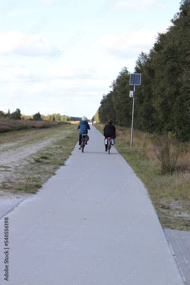 Fototapeta premium Radfahrer auf dem Fahrradweg.
