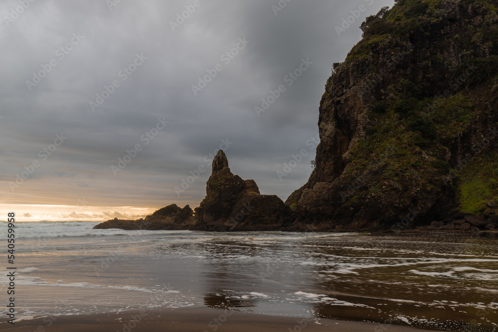 Obraz premium Flowing ocean water on the coast of Piha Beach, Auckland, New Zealand.