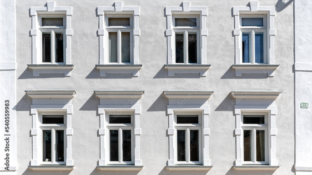 Fassade, Altes Haus mit Fenster und Tür in Österreich Fassade, Altes Haus mit Fenster und Tür in Österreich