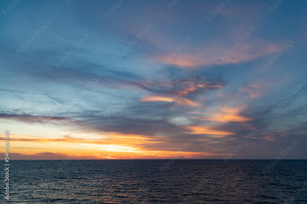 Wolkengebilde in der Abenddämmerung Wolkengebilde in der Abenddämmerung