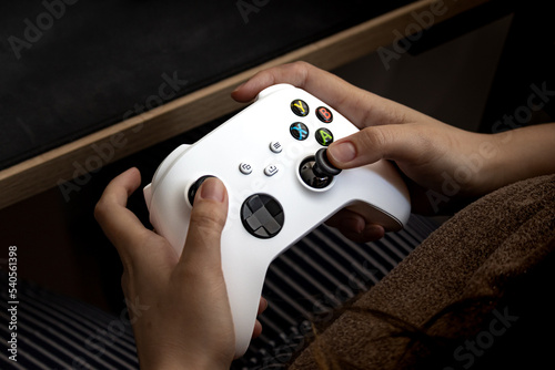 Controle de Video Game Branco com mão segurando e jogando sem marcas photo