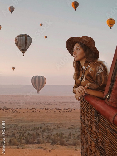 Canvas Print girl flying hot air balloon