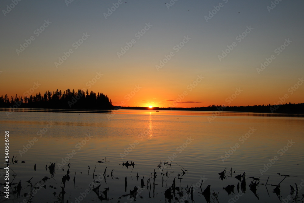 Naklejka premium Low Sunset On The Lake