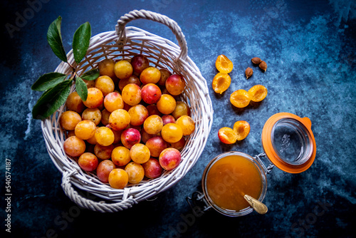 Panier de mirabelles et bocal de confiture