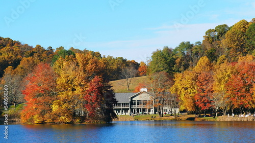 Fototapeta Naklejka Na Ścianę i Meble -  The fall foliage surrounding the Peaks of Otter Lodge along the Blue Ridge Parkway in Virginia.