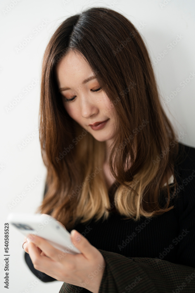 携帯電話を使う女性