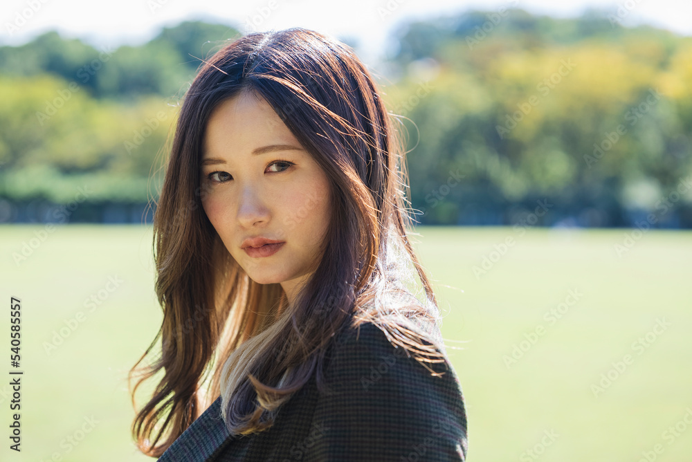 森林公園を散策する女性 森林公園を散策する女性