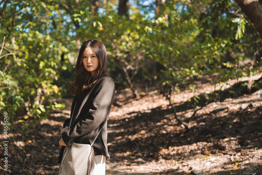 森林公園を散策する女性