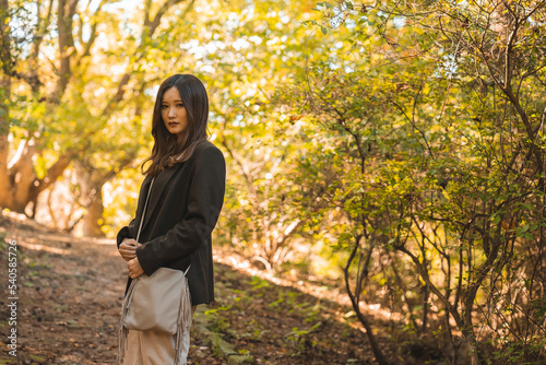 森林公園を散策する女性