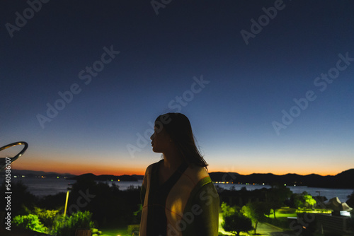 夜景を見ている女性 © peach100