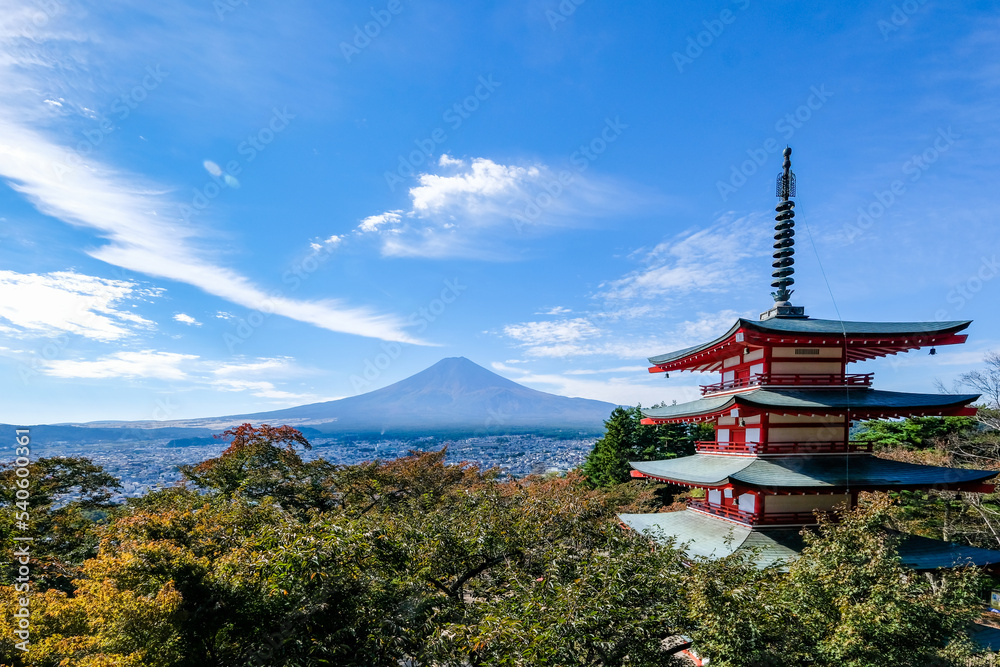 山梨県富士吉田市新倉山からの五重塔と富士山