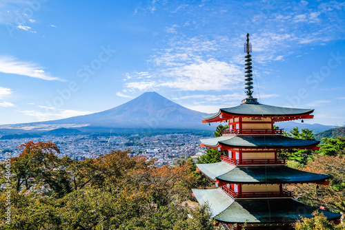 山梨県富士吉田市新倉山からの五重塔と富士山