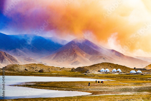 Ruta de la Seda, Lago Karakul, Prefectura de Kasgar, Sinkiang, China. photo